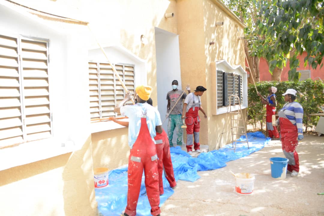 Équipe de formation peinture en bâtiment à l'extérieur