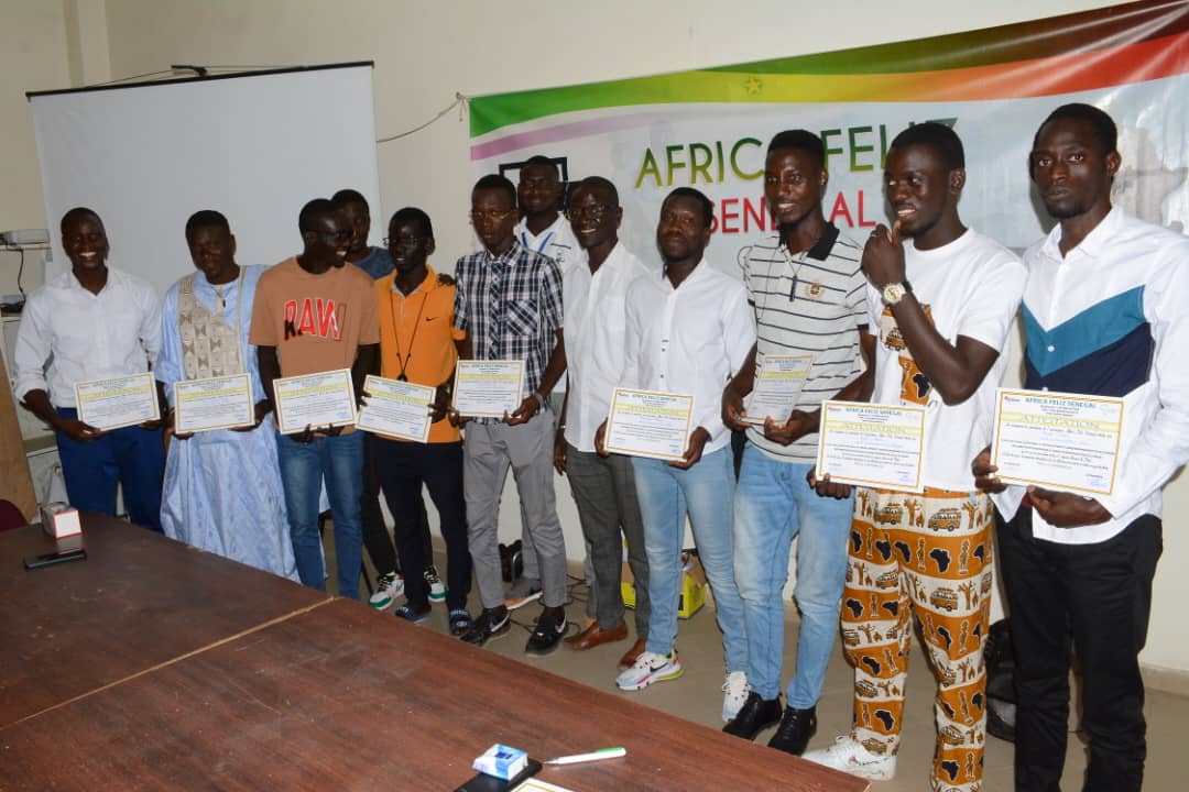 Remise de diplômes devant la bannière Africa Feliz