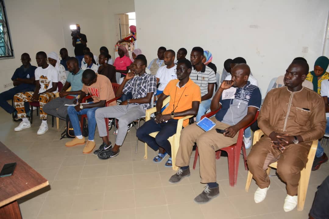 Journée de sensibilisation — jeunes réunis en salle