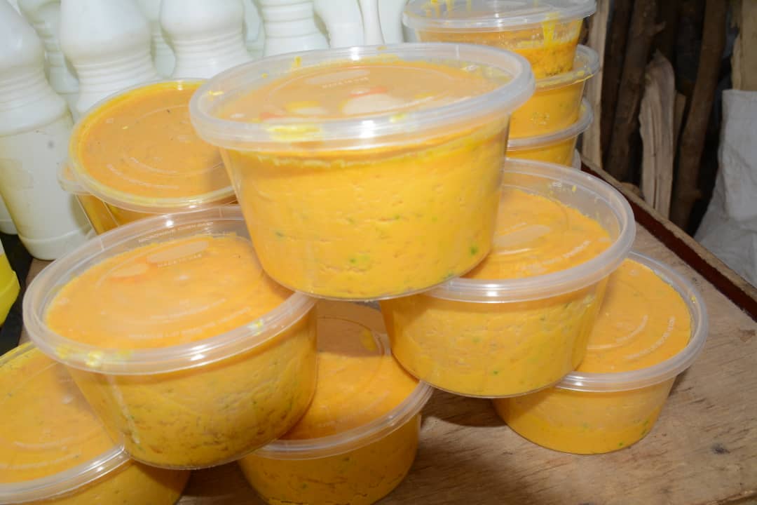 Pots de beurre de karité artisanal produits lors de la formation